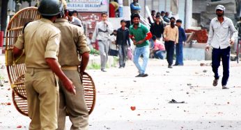 मेरे कश्मीर में माएँ अपने बच्चों के हाथ में पत्थर दे कर आर्मी वालों का सर फोड़ देने को कहती हैं!