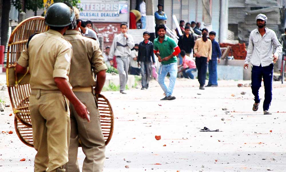 stone-throwing-at-army