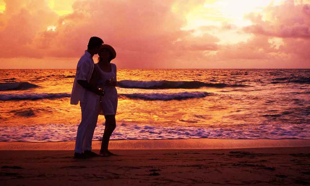 couples-on-beach