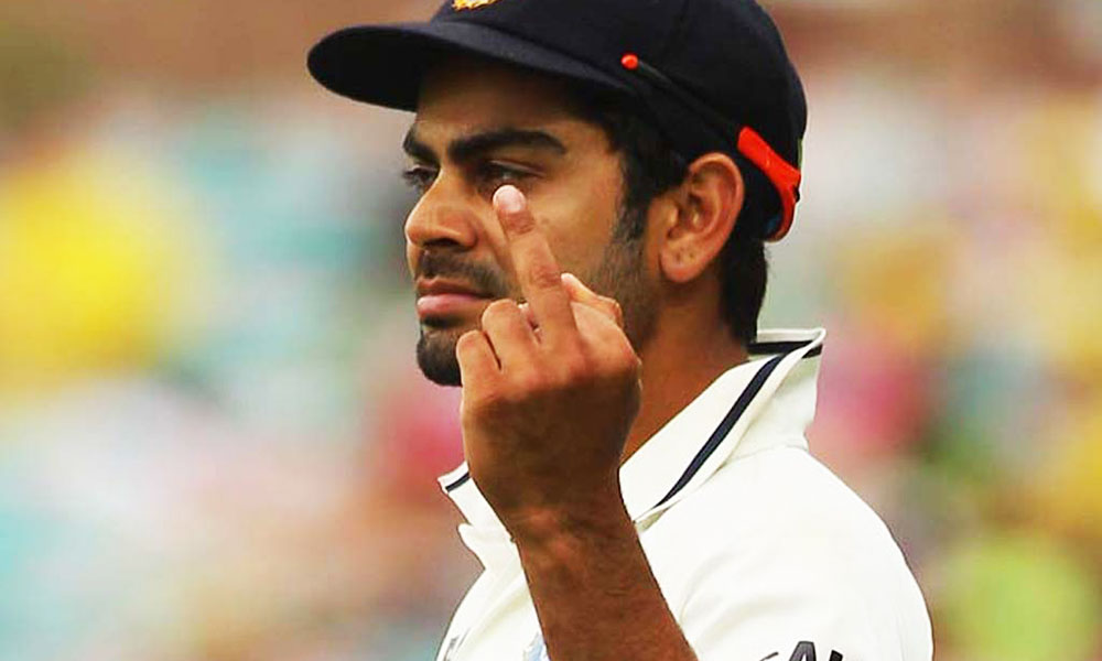 virat-kohli-photo-showing-middle-finger