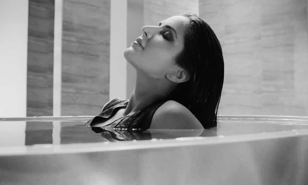 bollywood-beauties-in-bathtub