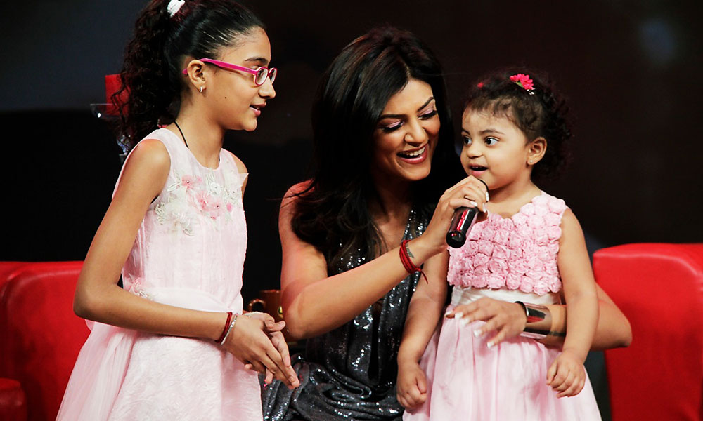 बॉलीवुड सितारे जिन्हों ने बच्चों को गोद लिया