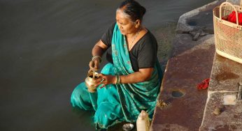 मृत व्यक्ति की राख को गंगा में क्यों बहाया जाता है – जानिए इसका वैज्ञानिक और धार्मिक कारण