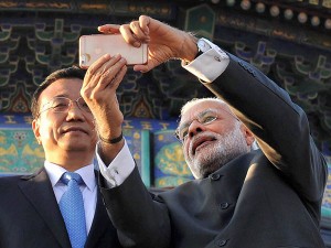 19-1432019701-modi-taking-selfie-with-chinese-premier-li-keqiang