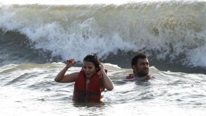 MS-Dhoni-and-wife-Sakshi-at-Goa-Beach-1