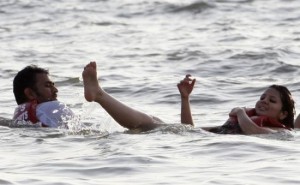 MS-Dhoni-and-wife-Sakshi-at-Goa-Beach
