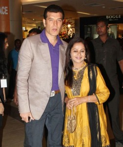 Aditya-Pancholi-and-Zarina-Wahab