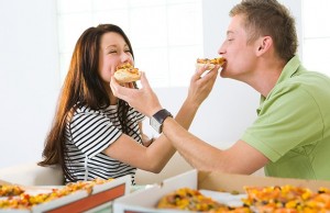 couple having pizza