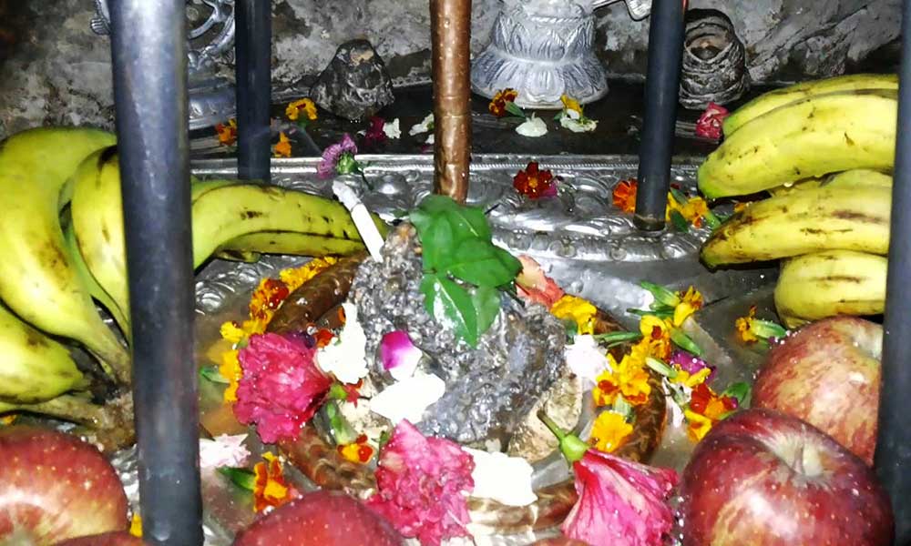 लुटरू महादेव मंदिर में चढ़ता है सिगरेट का चढ़ावा - Youngisthan
