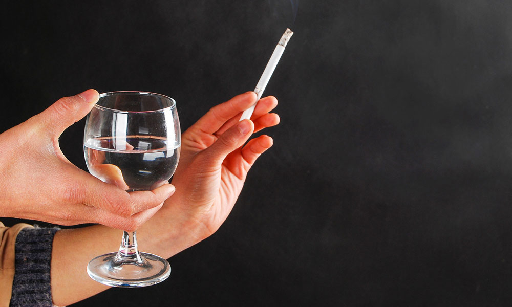 बॉलीवूड में कुछ चेहरे ऐसे भी है, जो शराब-सिगरेट से कोसो दूर है. हालाकि उन्हें देख ऐसा लगता है कि बिना नशे वे कैसे रह पाते होंगे! लेकिन ये सच है - वे शराब-सिगरेट से कोसो दूर है.