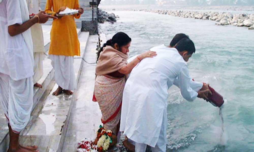 गंगा नदी में विसर्जित की जानेवाली अश्थियाँ