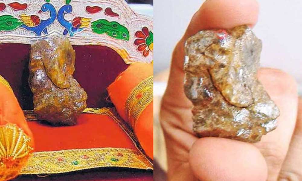 ये हीरे के गणपति की प्रतिमा सूरत के इस व्यवसायी के घर पर स्थापित है लेकिन सुरक्षा के मद्देनज़र हीरे के गणपति के दर्शन करने का सौभाग्य महज़ कुछ ही लोगों को मिल पाता है.