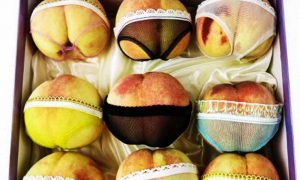 पैंटी पहने हुए फल