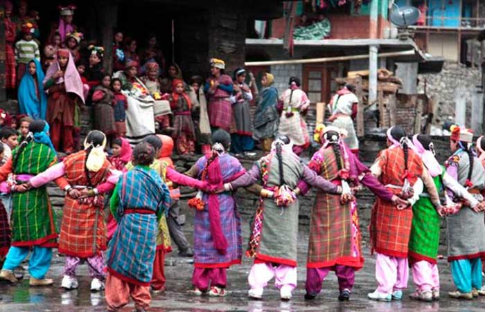 औरतें कपड़े नहीं पहनती