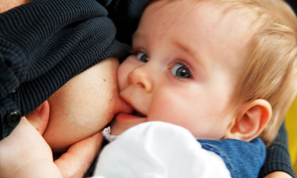 बच्चे को स्तनपान