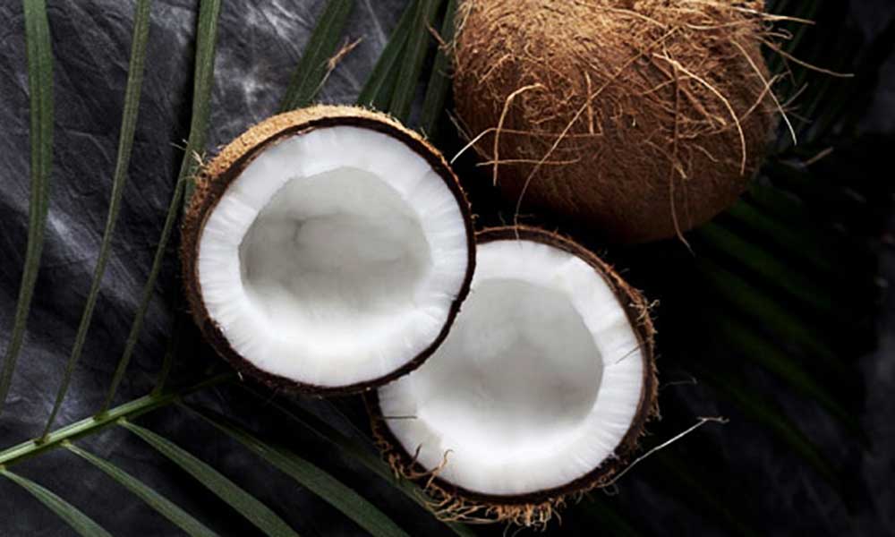 महिलाएं नारियल नहीं फोड़ती