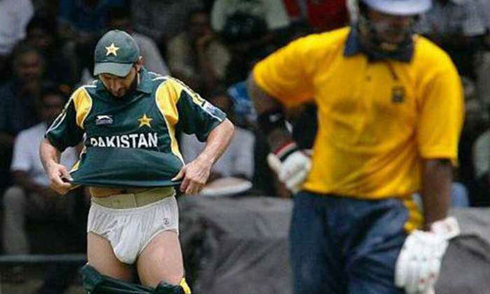 क्रिकेट की दुनिया के Funny And OOPS Moments