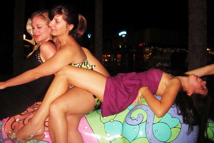 शराब के नशे में लडकियाँ