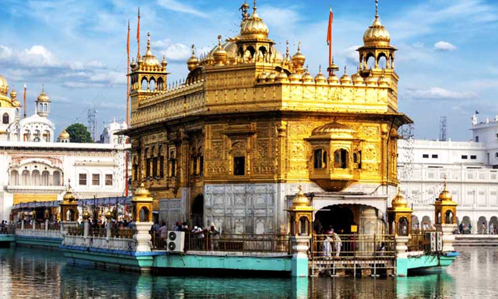 यहाँ ना सिर्फ सिख बल्कि भारी संख्या में अन्य धर्मों के लोगभी अपनी मन्नतें पूरी करवाने जरुर जाते हैं. कहाँ जाता है कि जो भी सच्चे दिल से यहाँ जाता है उसकी मुराद जरुर पूरी होती है. लेकिन आस्था के अलावा भी स्वर्ण मंदिर की अनसुनी बातें हैं जिनसे आज भी काफी लोग अनजान हैं.