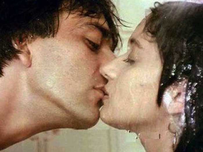 आज हम आपको तस्वीरों के जरिये संजय दत्त और माधुरी दीक्षित प्रेम कहानी को दिखाते हैं. इन तस्वीरों को देखते ही आप इस सच्ची प्रेम कहानी को समझ जायेंगे-