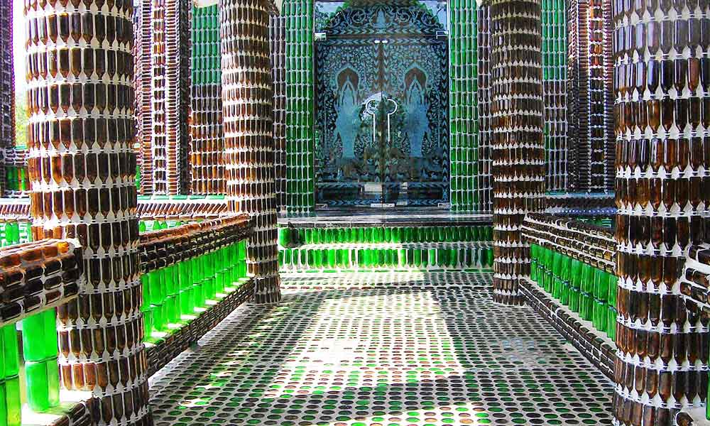 बीयर की खाली बोतलों से बना मंदिर