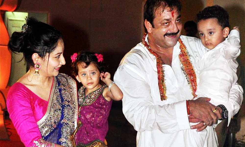 मान्यता की बिकनी अवतार वाली तस्वीरें