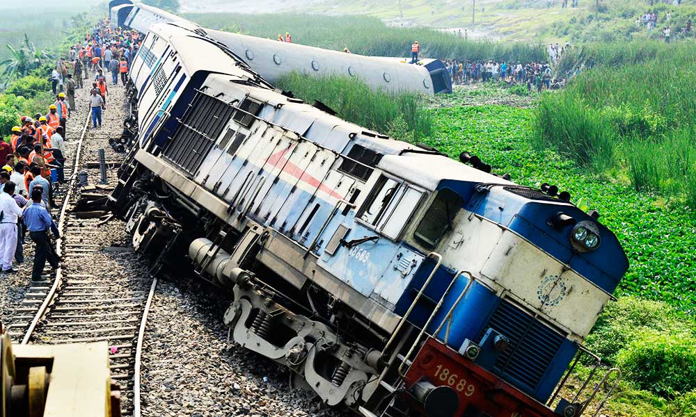 कानपुर रेल हादसे की तस्वीरें