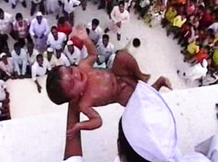 बच्चों को उंचाई से नीचे फेंकने का रिवाज