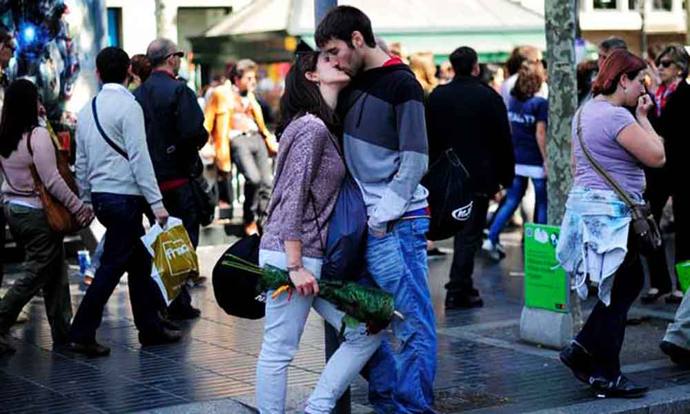 खुलेआम रोमांस