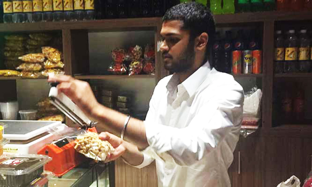 करोड़पति पिता का मजदूर बेटा