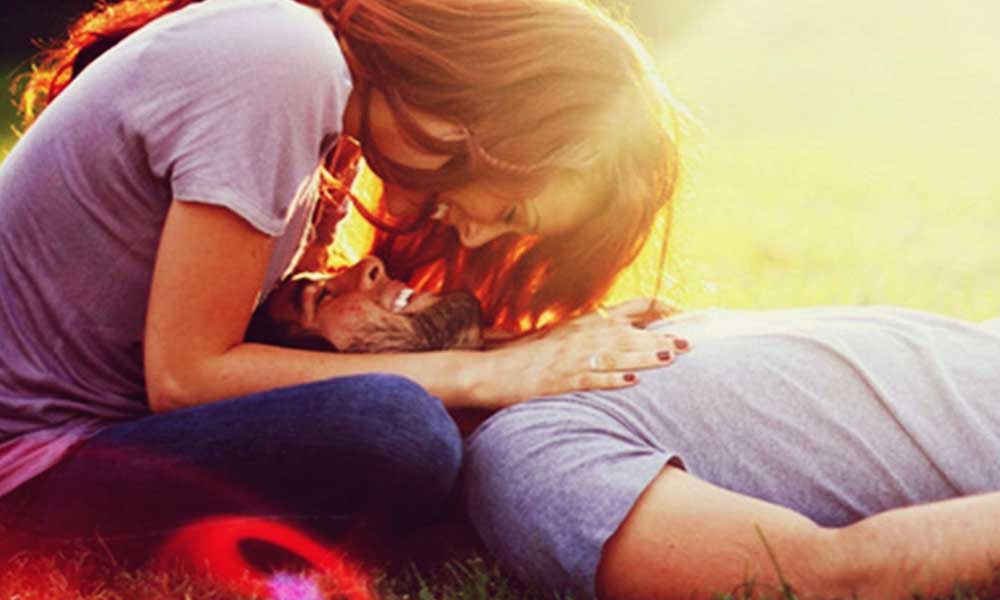 सितारों के पब्लिक में किये KISS