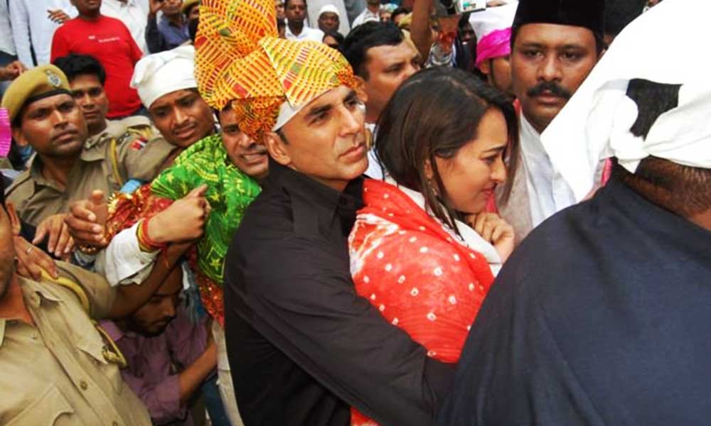 अभिनेत्रियों के निजी अंगों को फैन्स ने छू लिया