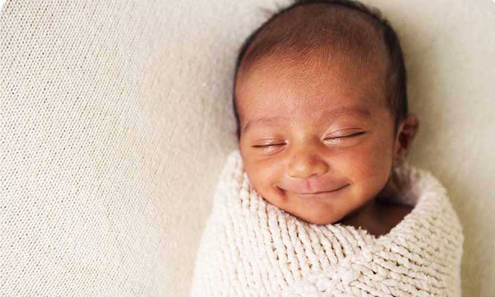 जन्म के बाद मुस्कुराते हुए बच्चों की तस्वीरें