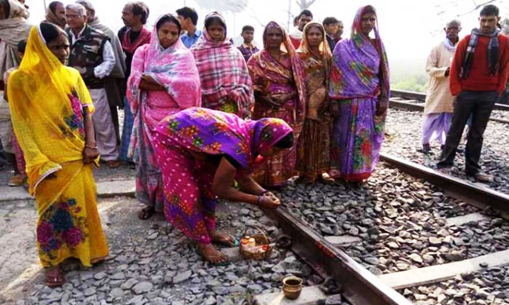 रेलवे ट्रैक की पूजा
