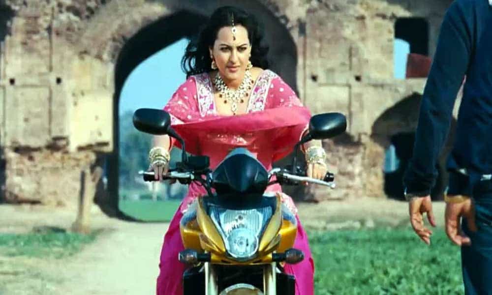 बॉलीवुड की हसीनाएं बाइक पर