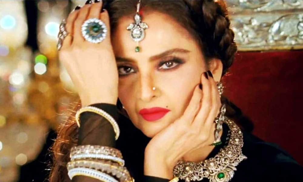 रेखा से छेड़छाड़