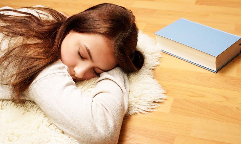 जमीन पर सोने के फायदे