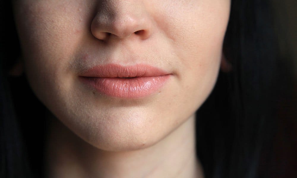 होठों के ऊपर के बाल