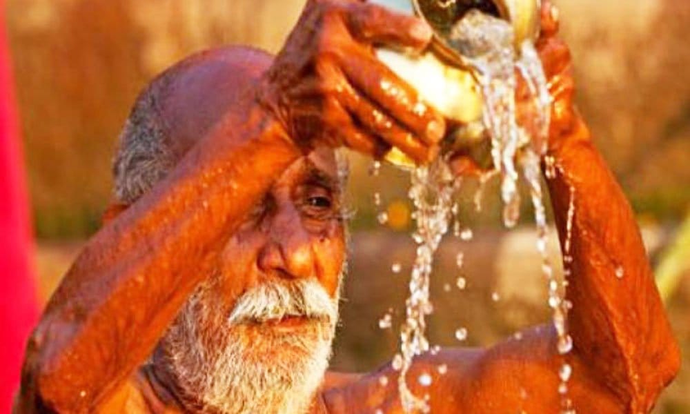 सूर्य को जल चढ़ाना