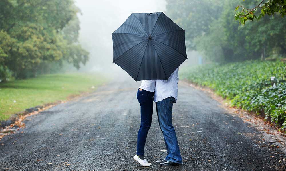 बारिश में रोमान्स की वजहें - बारिश के मौसम में पुरुष हो जाते है ज्यादा  रोमांटिक !