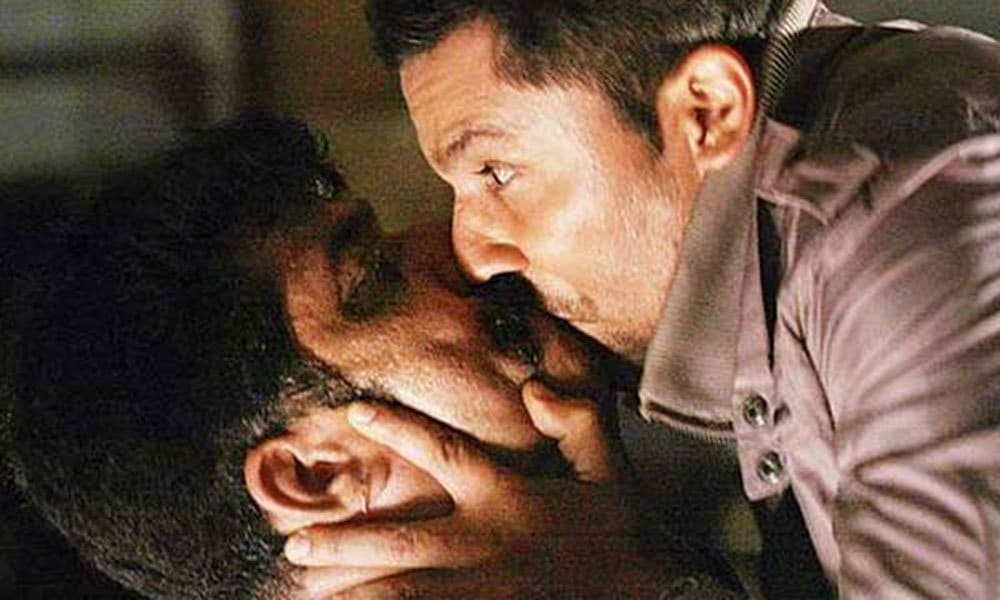 पुरुष के साथ लिपलॉक