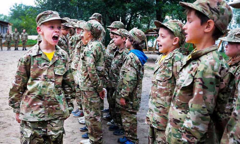 बच्चों को सेना की ट्रेनिंग