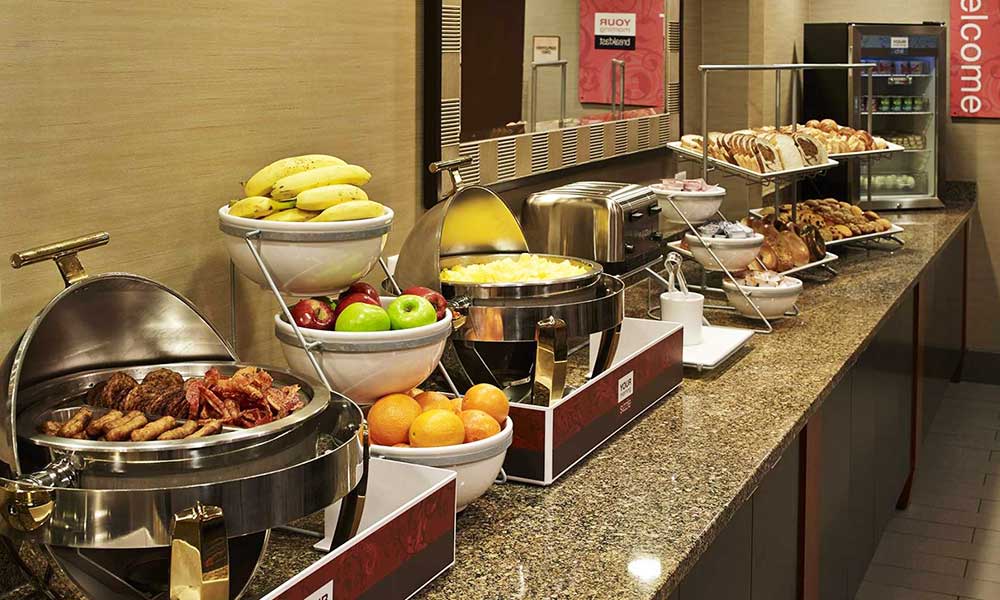 कॉप्लिमेंट्री ब्रेकफास्ट