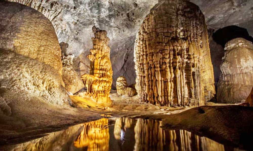 वियतनाम के जंगल में गुफा