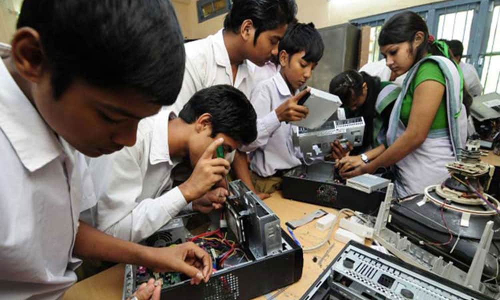 कम पढ़े लिखे लोग