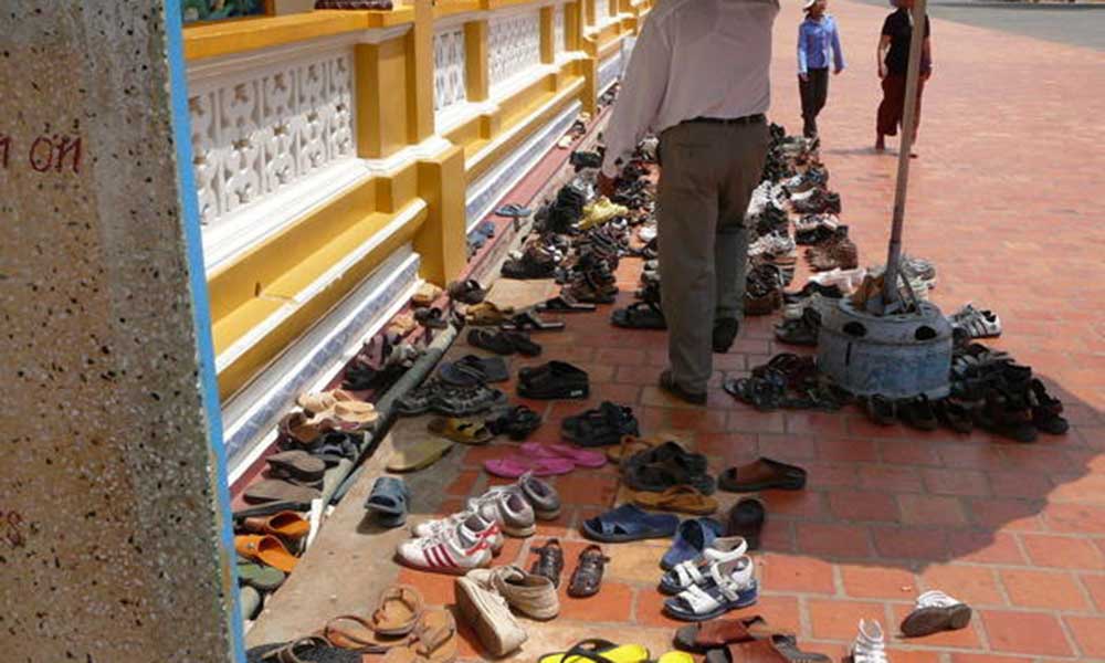 मंदिर में जाने से पहले जूते उतारने पङते है