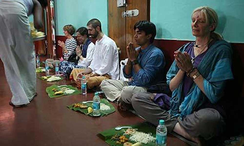 जमीन पर बैठकर खाना