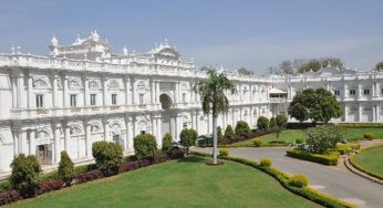 इस महल में एक झूमर लगाने के लिए छत पर चढ़ाये 10 हाथी