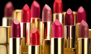 बैग से पहली बार में लिपस्टिक निकालने का रिकॉर्ड