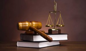 अदालतों में